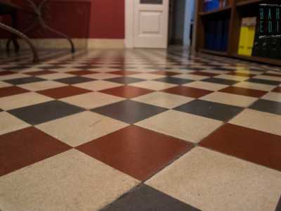 L'appartamento presenta un�antica pavimentazione a scacchiera con mattonelle rosse, bianche e nere...